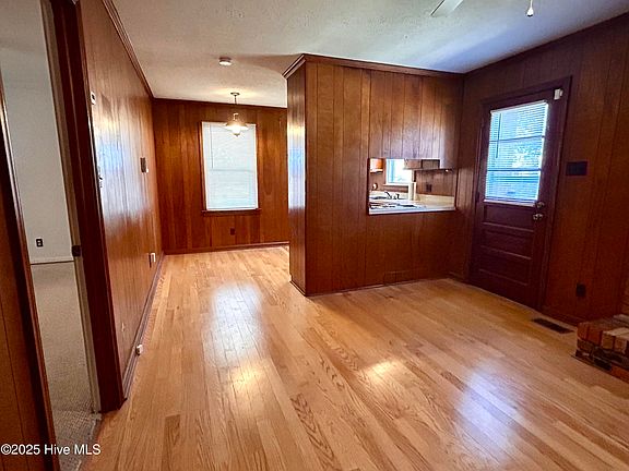 5th image of 2616 Hill Drive Circle