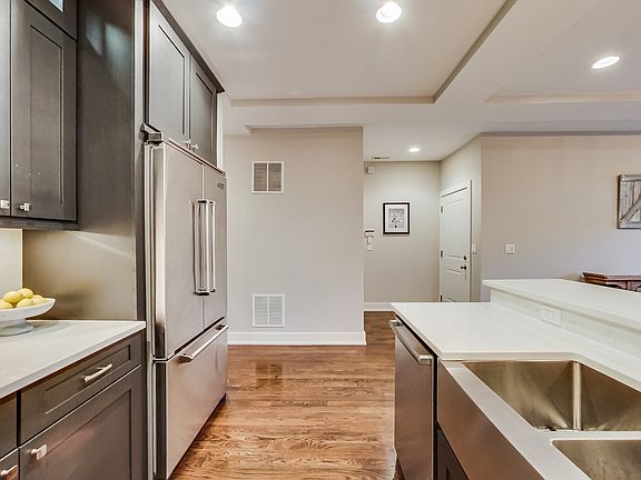 4th image of 832 N Wolcott Ave APT 2-S