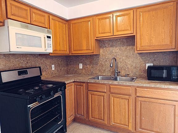 5th image of 18435 Robson St