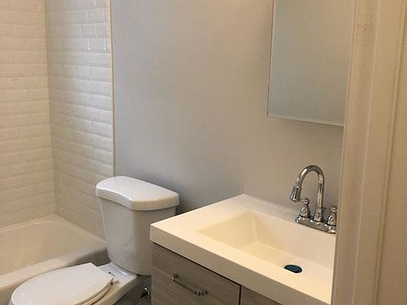4th image of 639 23rd Ave NE APT 5