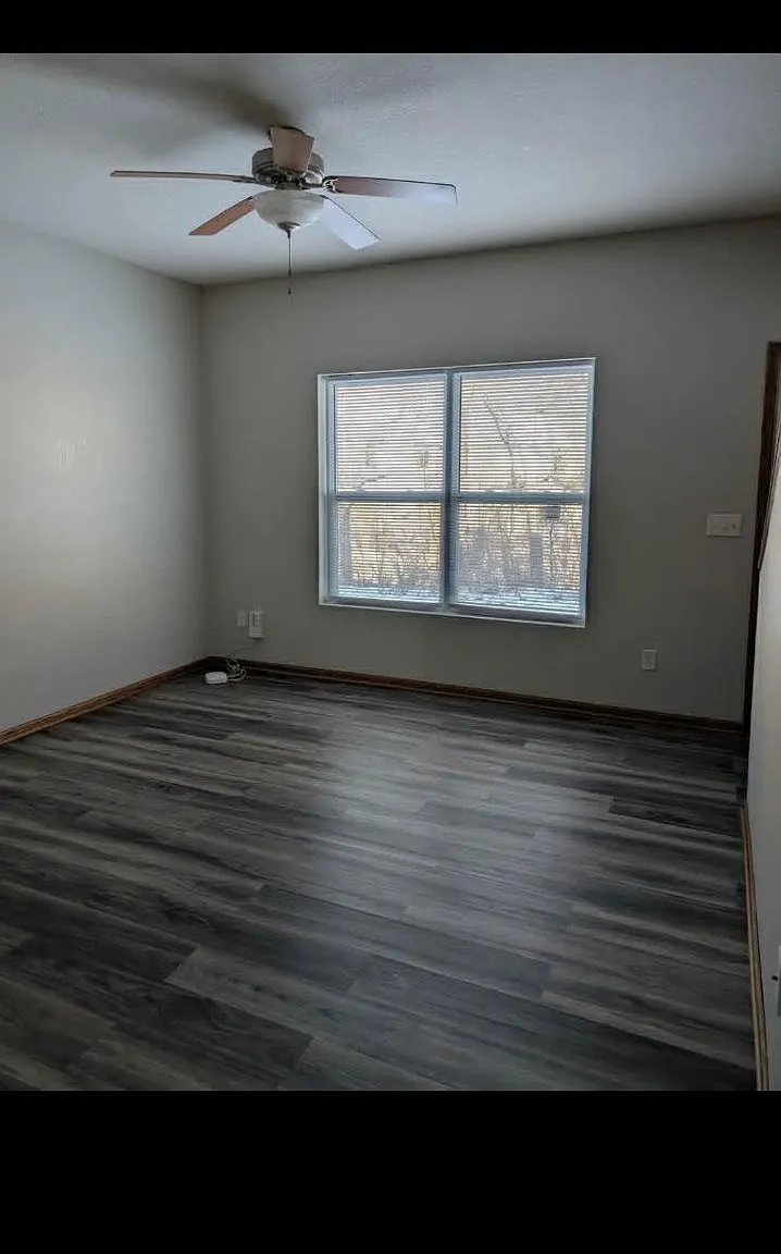 2 bed, 1.5 bath, 1000 sqft, $990 — Photo 2