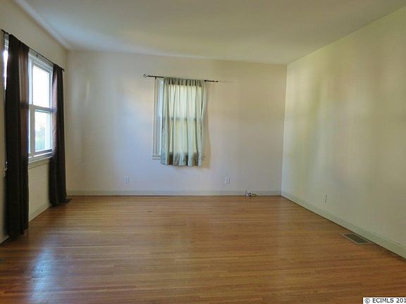 4th image of 390 Clarke Dr