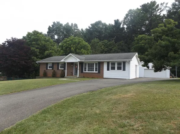 406 Big Red Dr, Hillsville, VA 24343