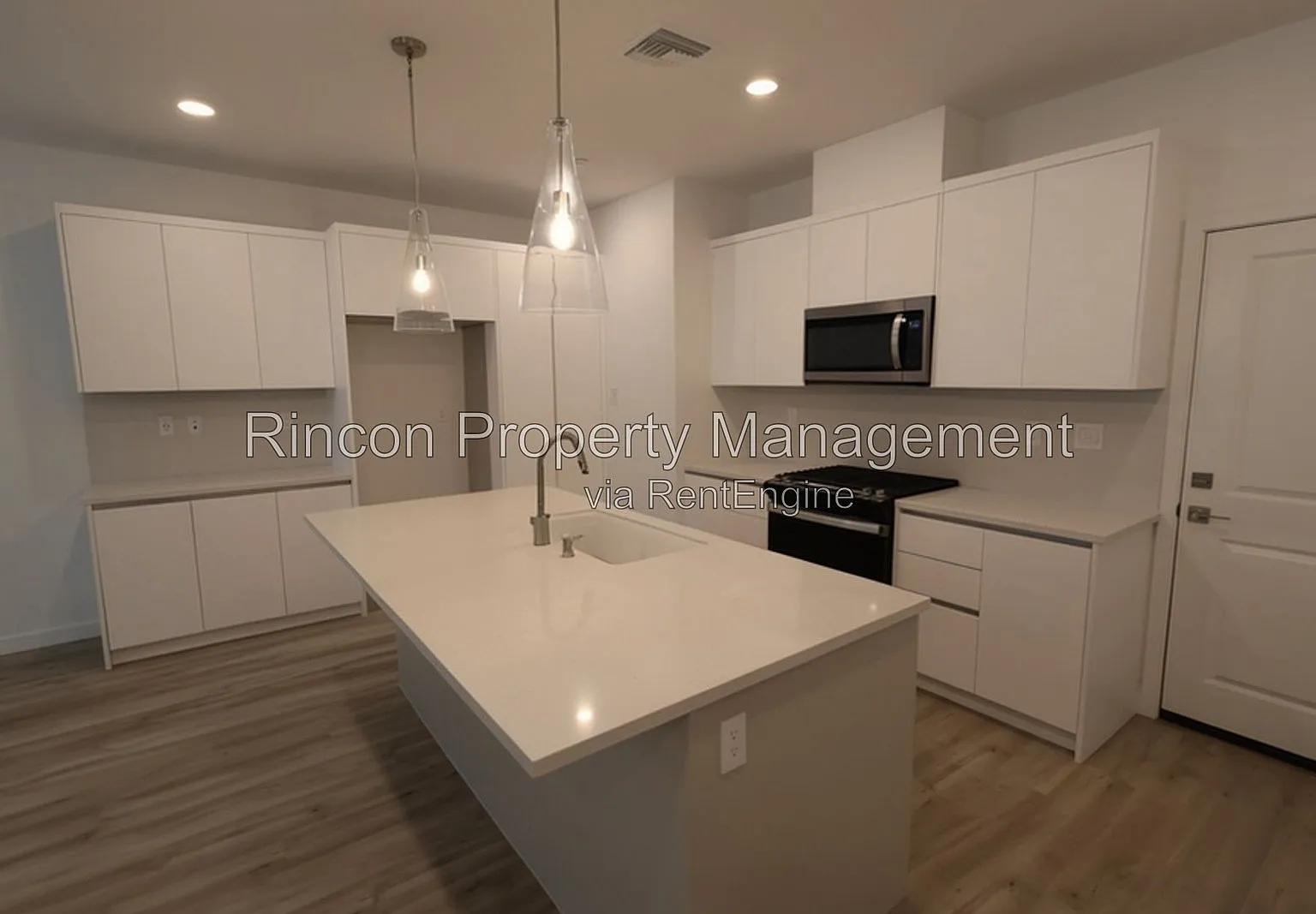 3 bed, 2.5 bath, 1424 sqft, $3,900 — Photo 1