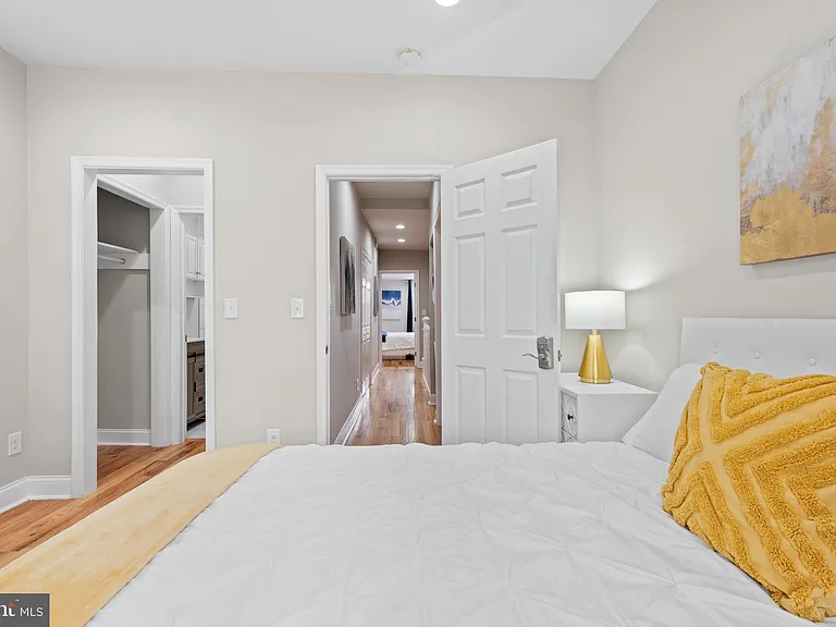 2219 E Chase St — Photo 25