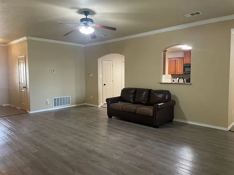 2804 Hector Dr — Photo 3