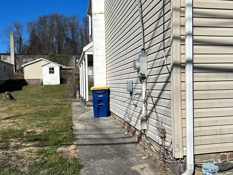 84 S Front St — Photo 14