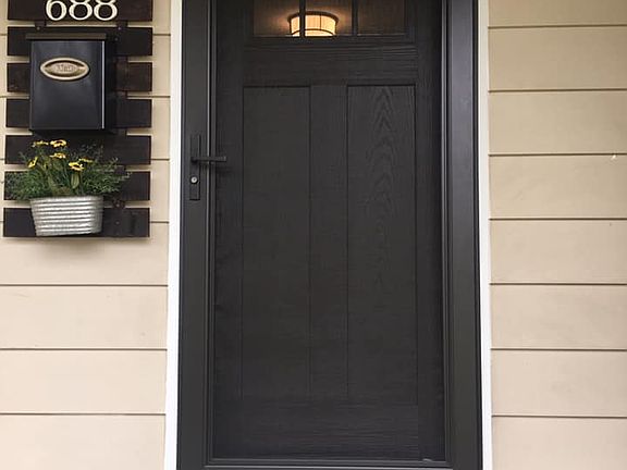 5th image of 688 Marilyn Dr