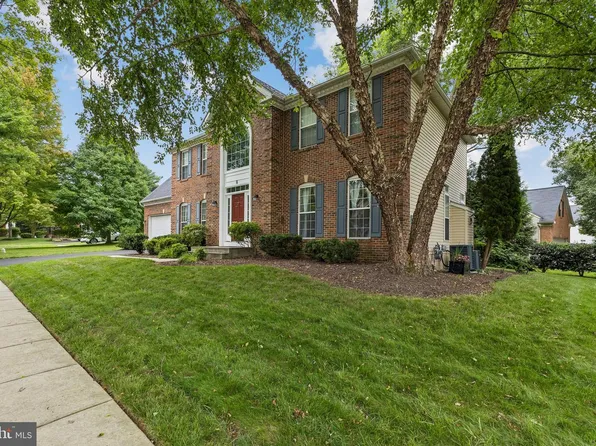 8 Winding Oak Ct, Olney, MD 20832