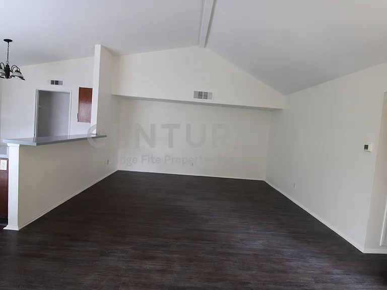 407 Pogue St — Photo 2