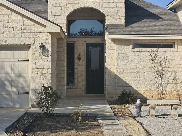 137 W Medium Meadow, Lytle, TX 78052