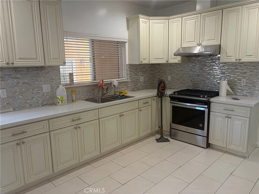 3 bed, 900 sqft, $3,200 — Photo 3