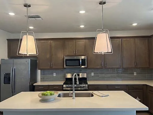 745 W Sparrow Dr — Photo 2