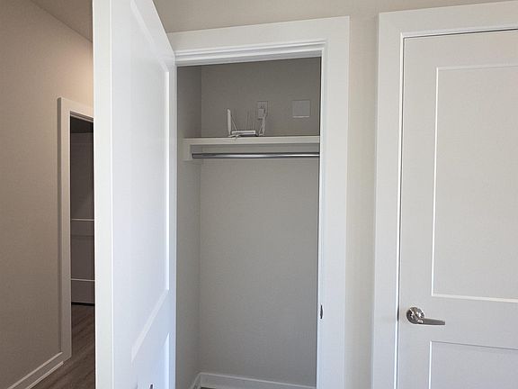 5th image of 928 N Forestview Ct