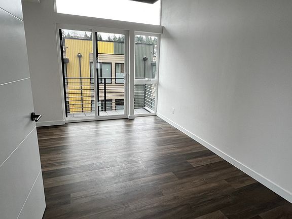 4th image of 3412 34th Ave #E