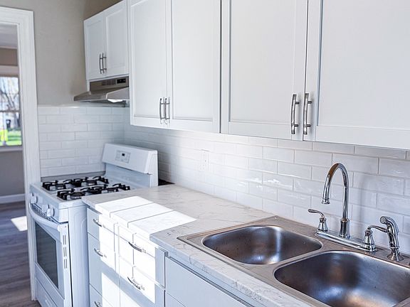 3rd image of 1024 Eastview Dr