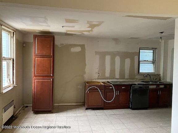 4th image of 1067 Sanford Ave