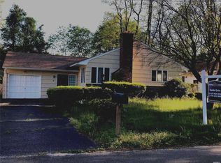 41 Maryland St, Dix Hills, NY 11746