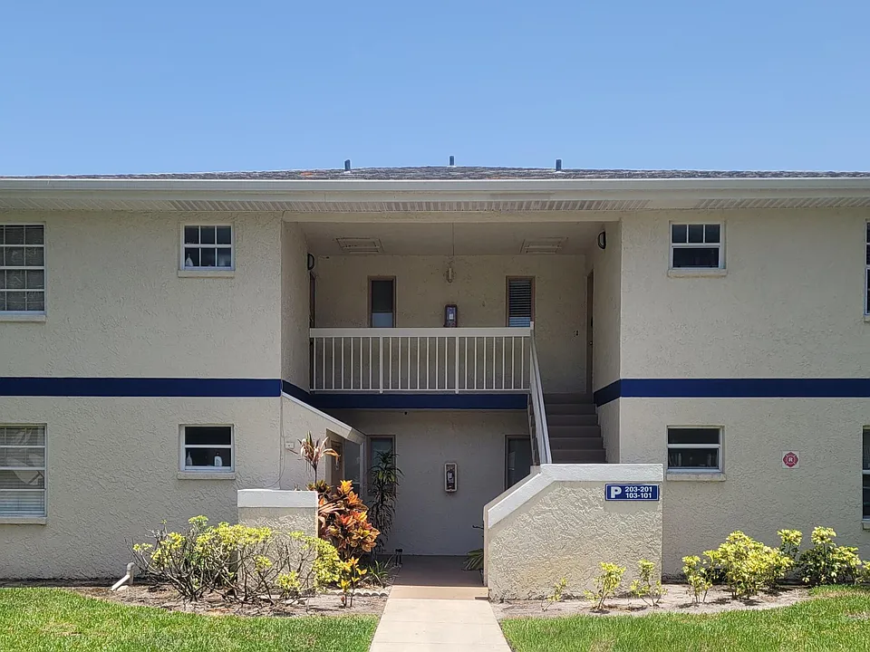 1522 SE Royal Green Cir #201