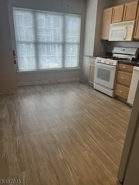 2 bed, 2.5 bath, $5,000 — Photo 4