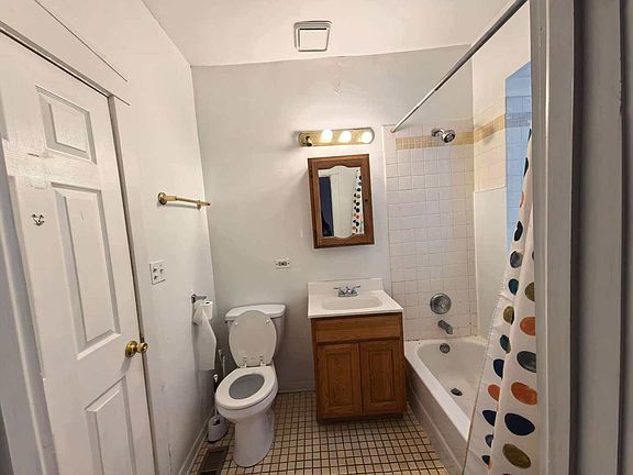 5th image of 651 E 50th Pl APT 1W