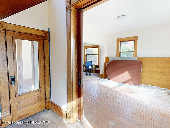 5th image of 420 W Ionia St