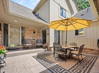 2202 Elm Cir, Shelby Township, MI 48316