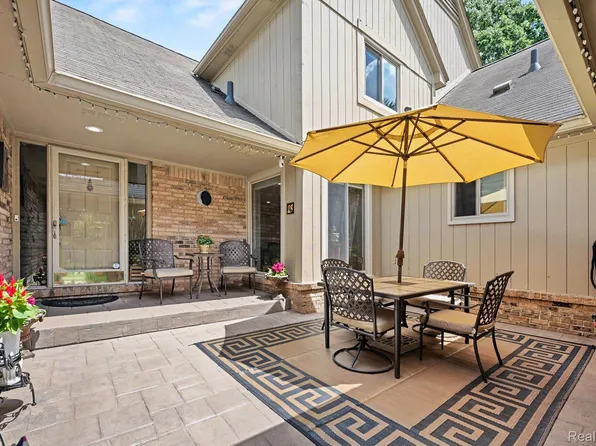 2202 Elm Cir, Shelby Township, MI 48316
