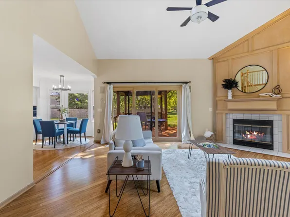 900 Old Pine Dr, Columbus, OH 43230