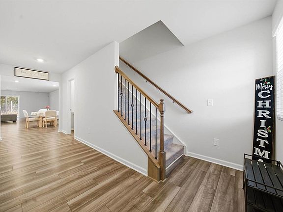 5th image of 98 Parkwood Ct