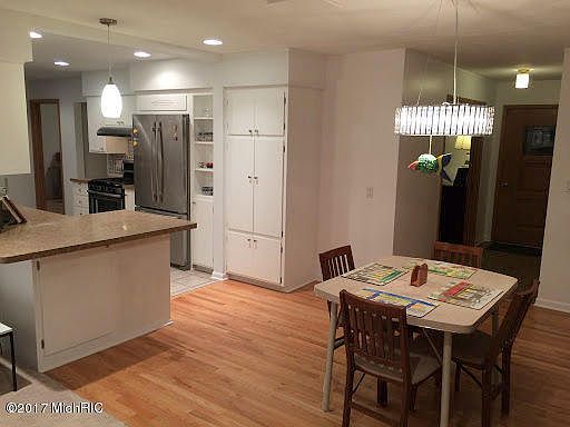 5th image of 1036 S Trail Ln