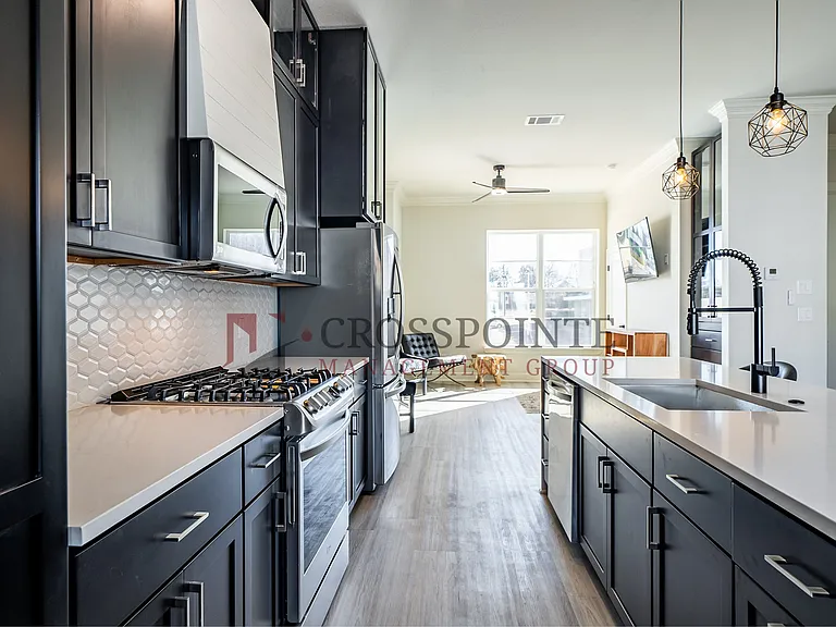556 W Erwin — Photo 10