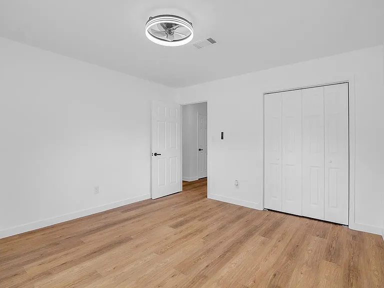 290 E Smith St — Photo 25