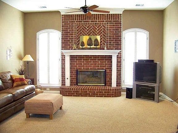4th image of 1606 Royal Ln
