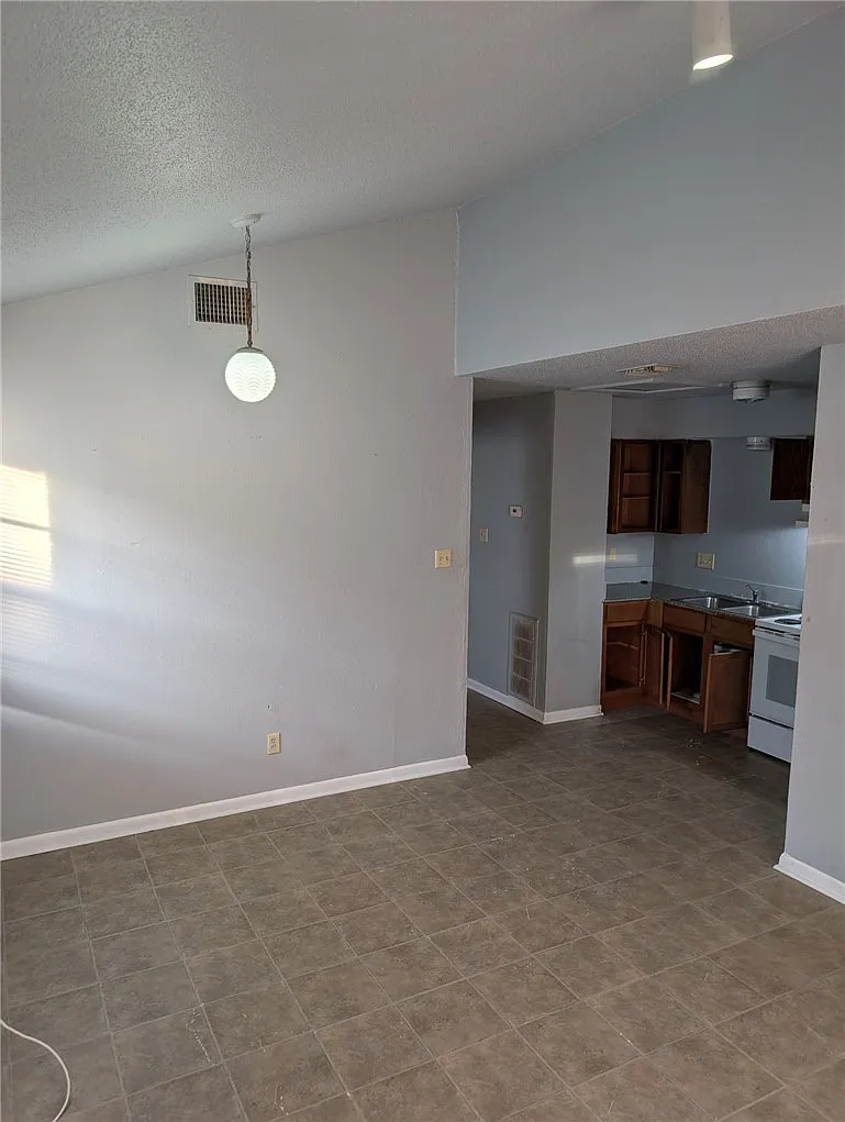 2 bed, 745 sqft, $1,100 — Photo 3