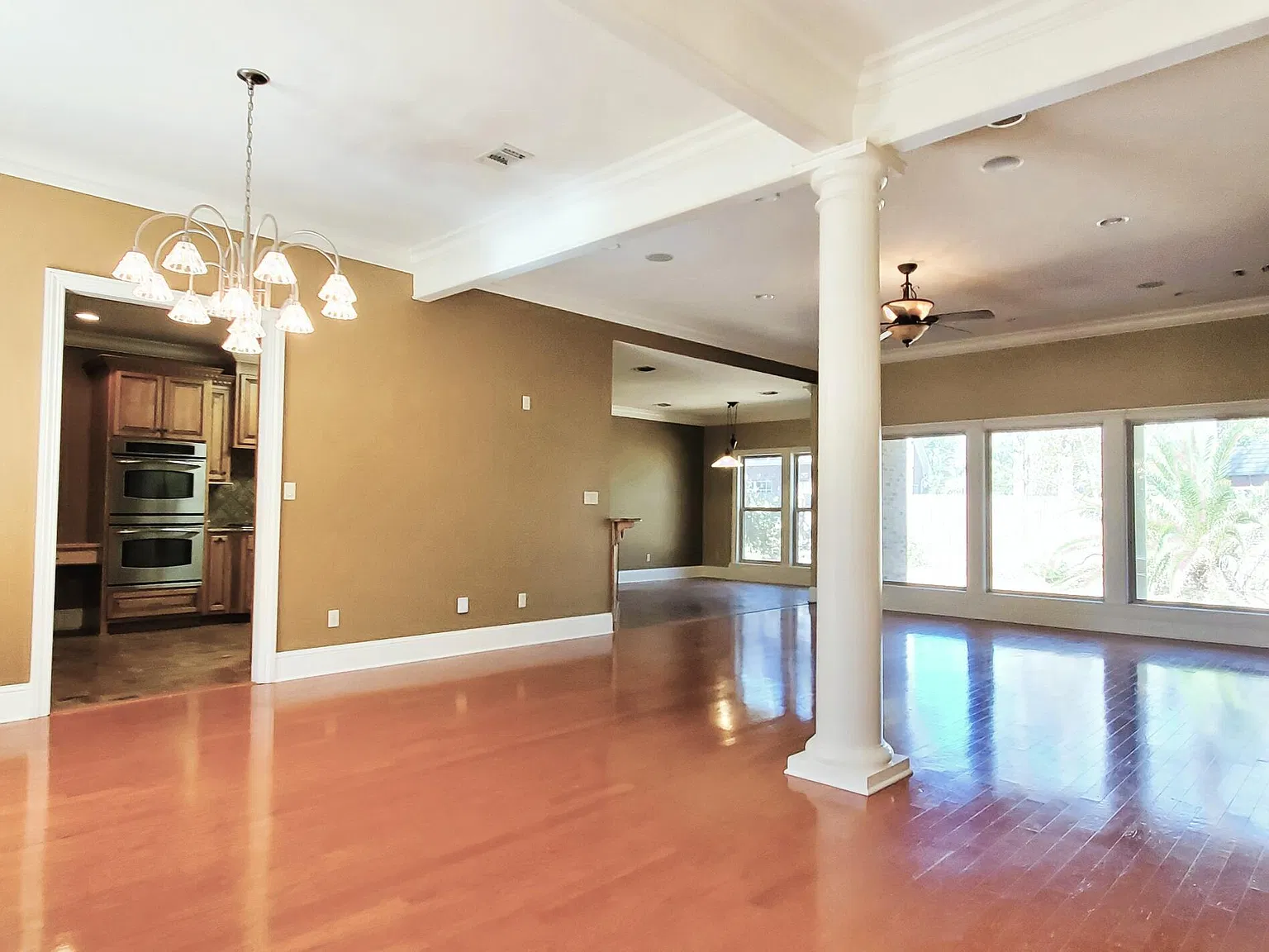 4 bed, 2.5 bath, 2500 sqft, $3,200 — Photo 3