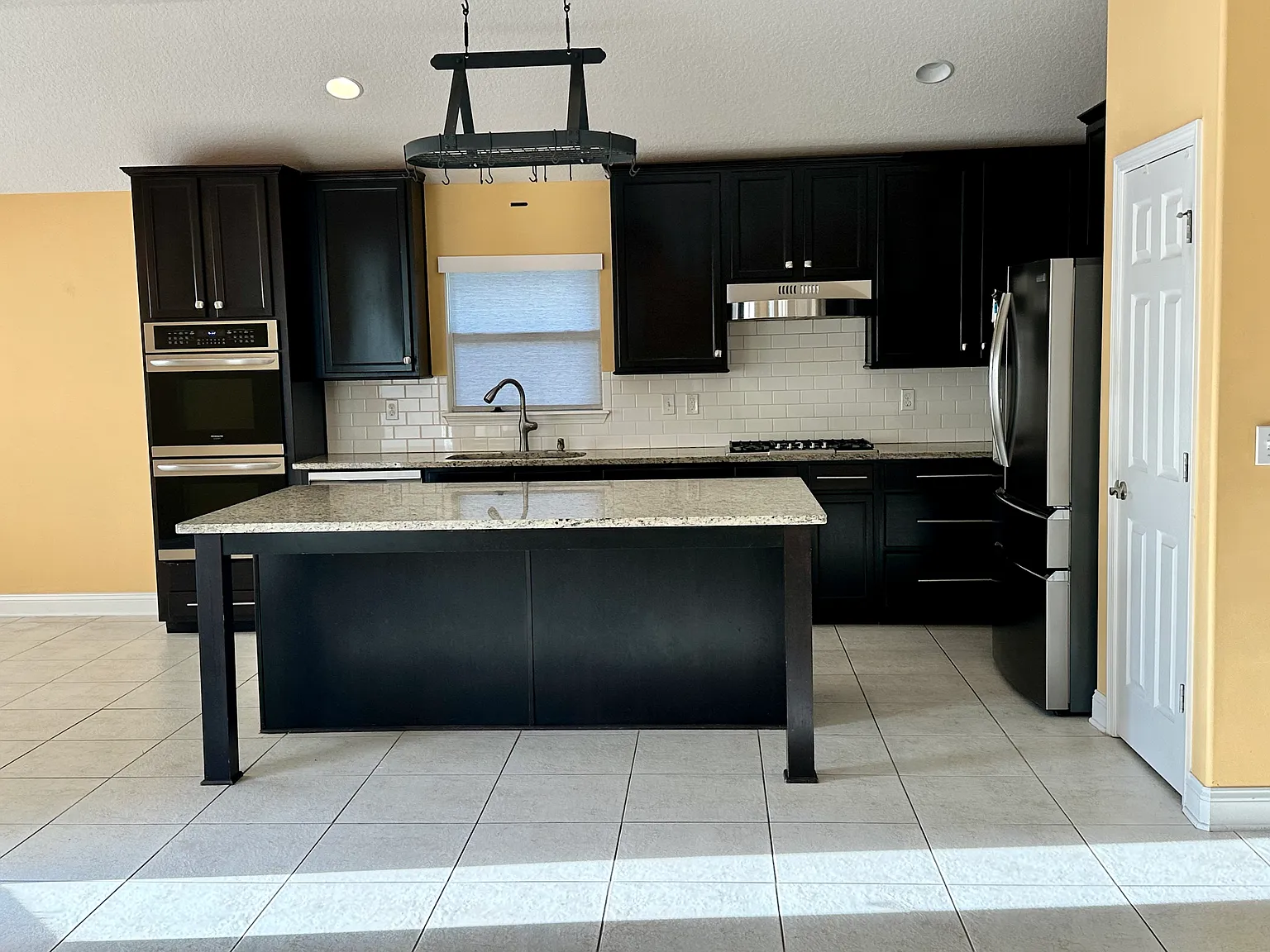 4 bed, 2.5 bath, 2280 sqft, $4,000 — Photo 2
