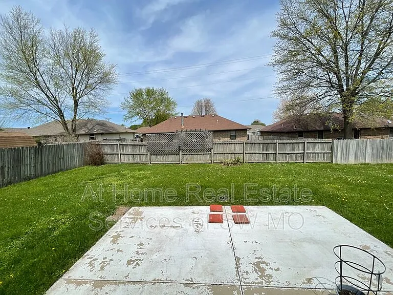 609 E Sunset St — Photo 12