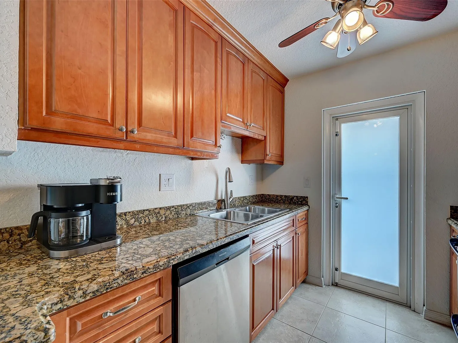 2 bed, 2.0 bath, 990 sqft, $1,750 — Photo 4