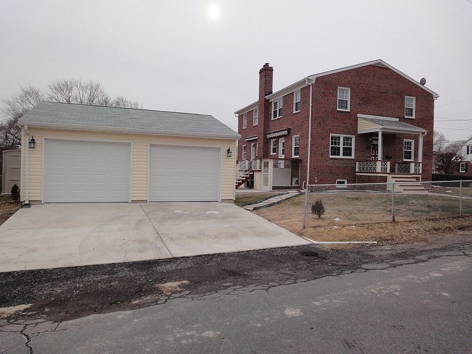 Front of Home w/2 Car Garage