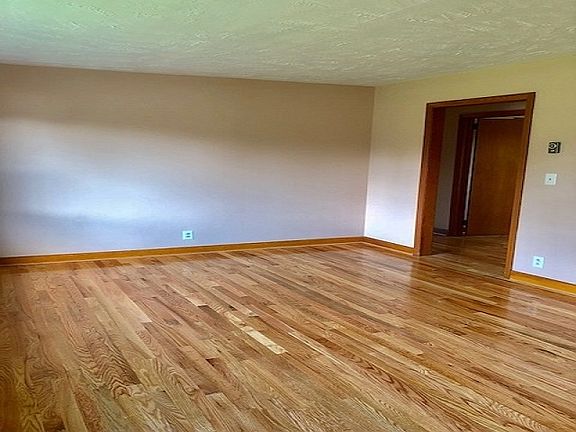 3rd image of 5656 Woods Dr