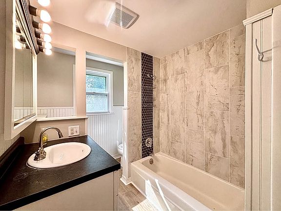 4th image of 732 Vernon Ave NW #3