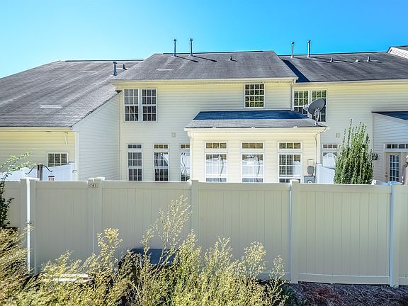 3rd image of 128 N Arcadian Way