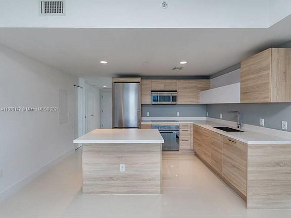3rd image of 16385 Biscayne Blvd Unit 2203