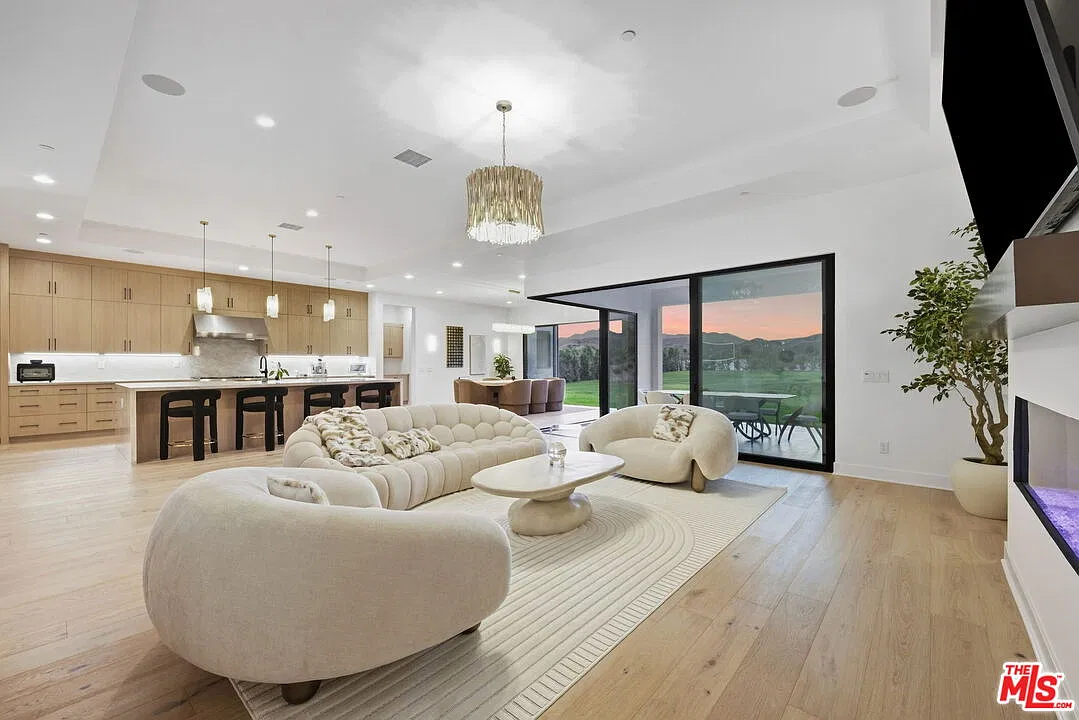 4 bed, 4.5 bath, 4270 sqft, $15,000 — Photo 1