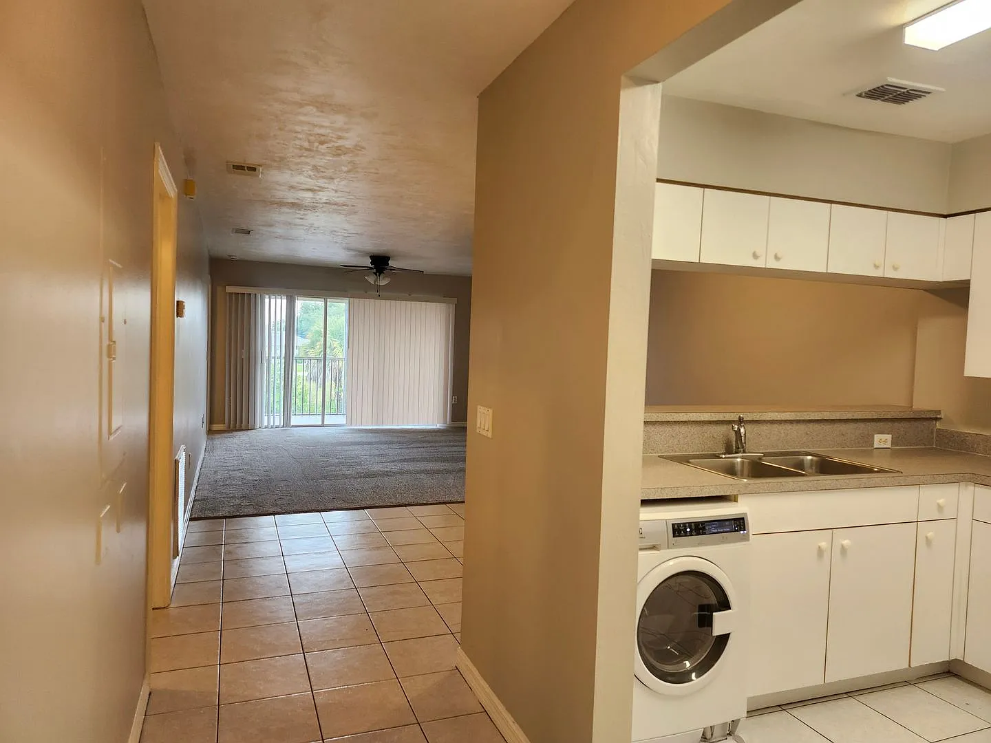 2 Bedroom 2 Bath Apartment on The Water with Community Pool — Photo 2
