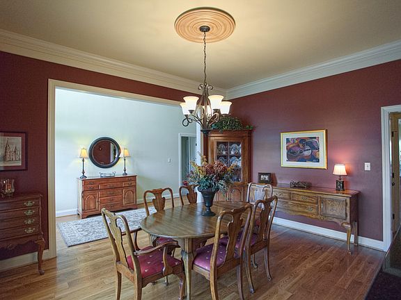 5th image of 125 Woods Edge Dr