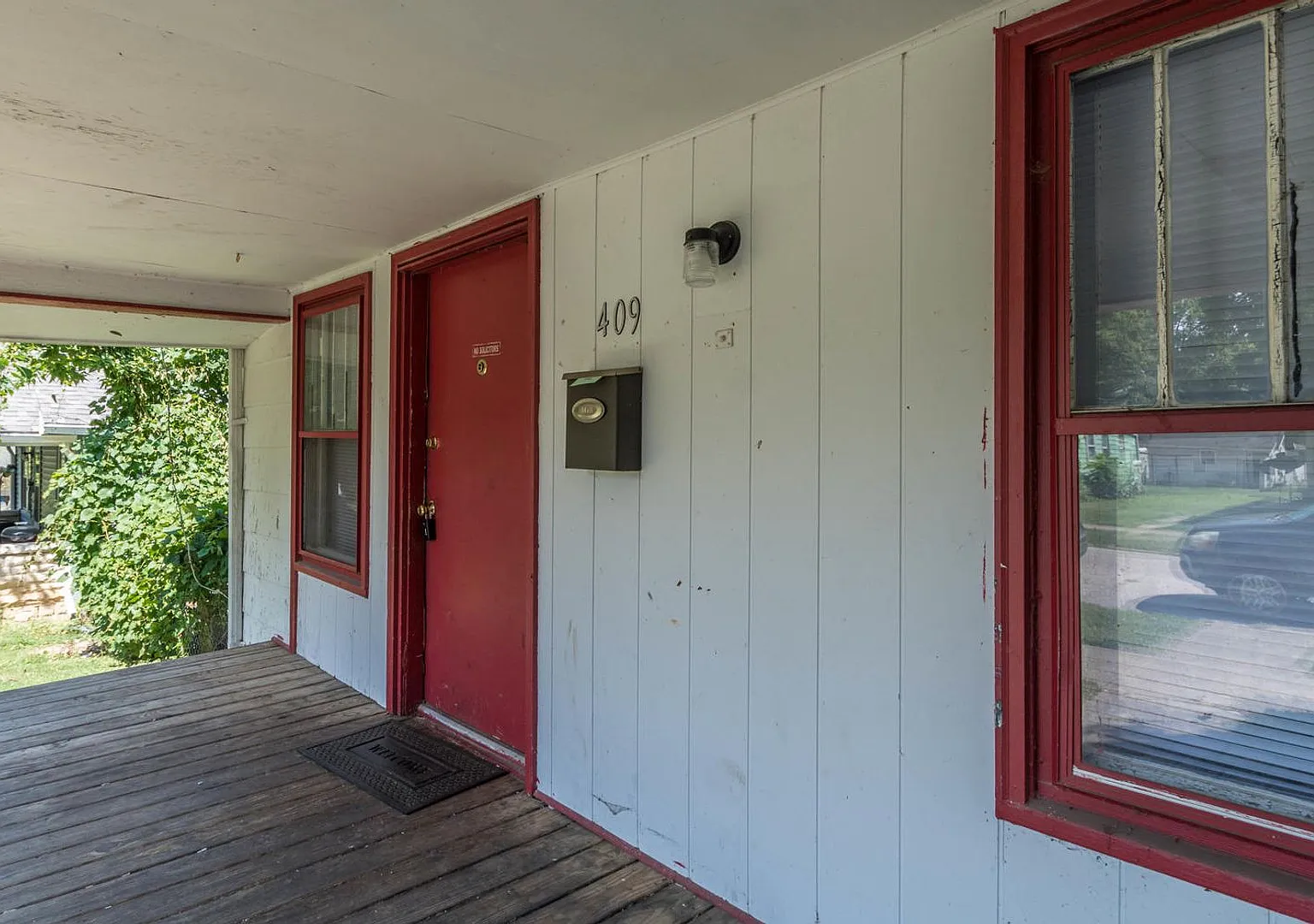 409 E 16th - 4Bed/2Bath - Huge Garage Space Included! — Photo 2