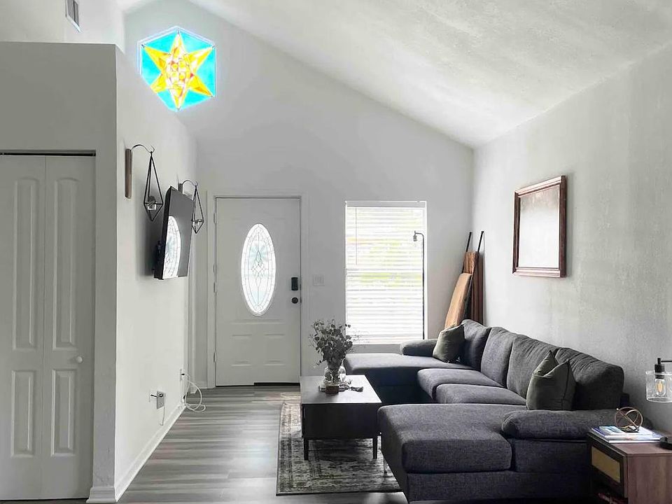 1st image of 7309 N Huntley Ave #1