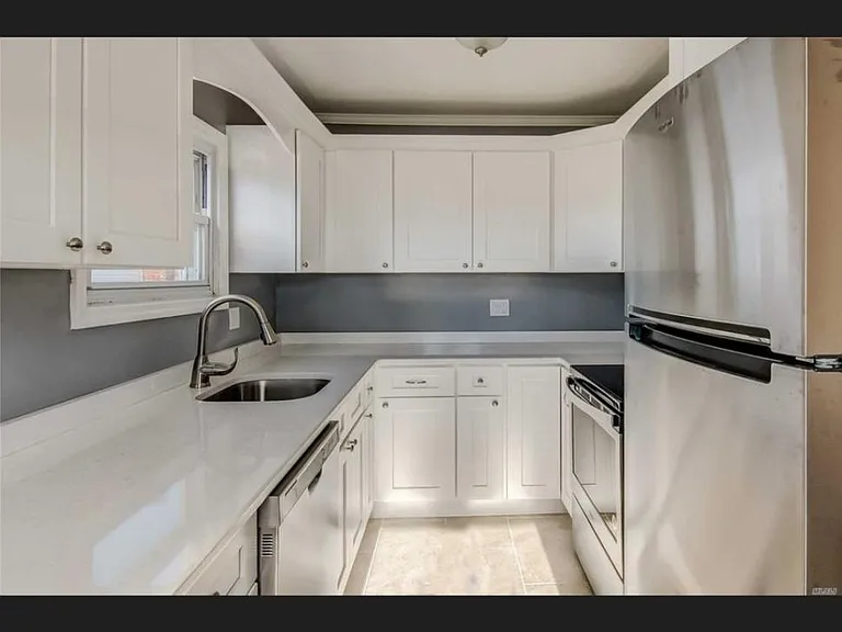 11 Laurel St — Photo 2